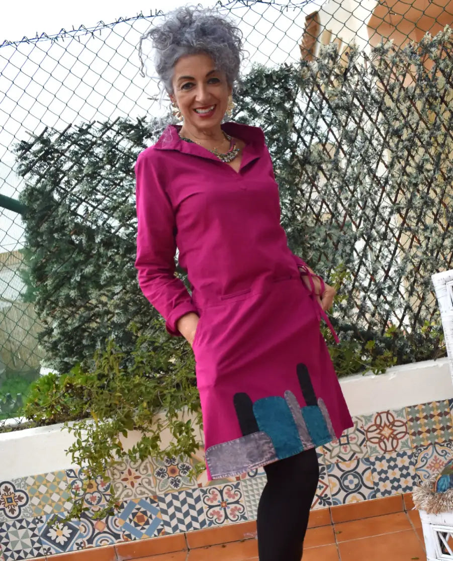 Vestido Evasé Corto "cuello camisa" y lazo en la cadera. Con motivos en colores vivos. Ideal para tu jornada laboral y salida casual