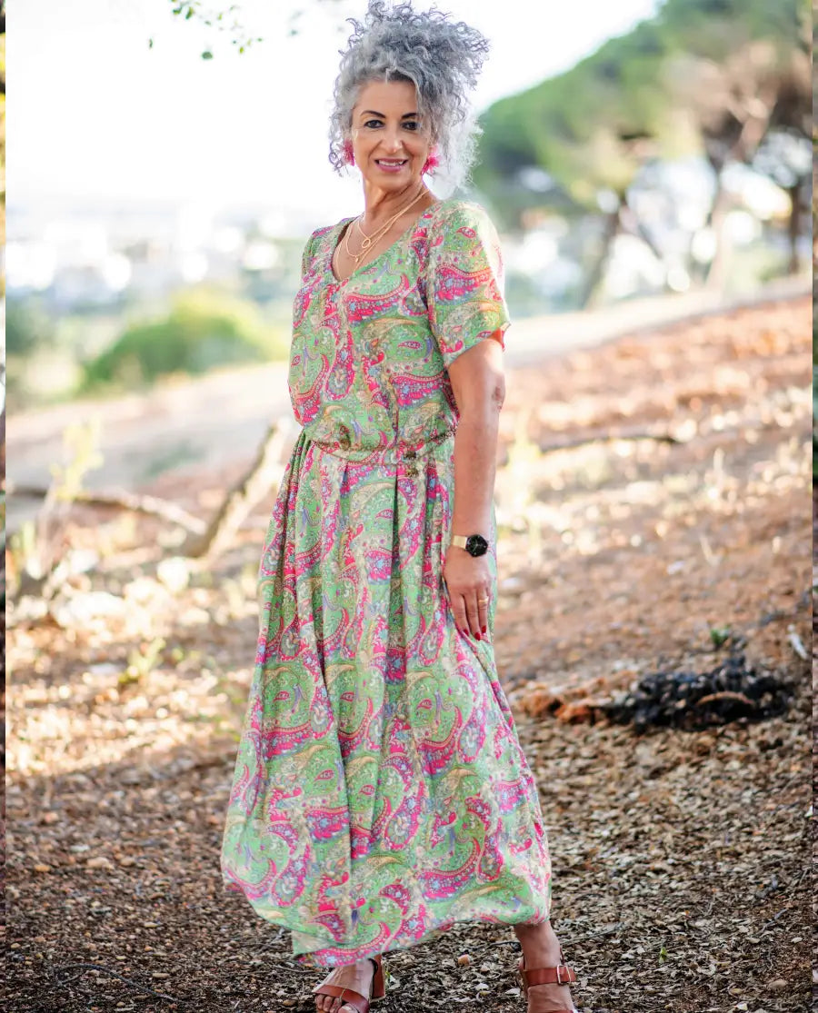 Vestido Largo de Seda de corte eváse suelto y cómo cob maguita corta color verde con rosa