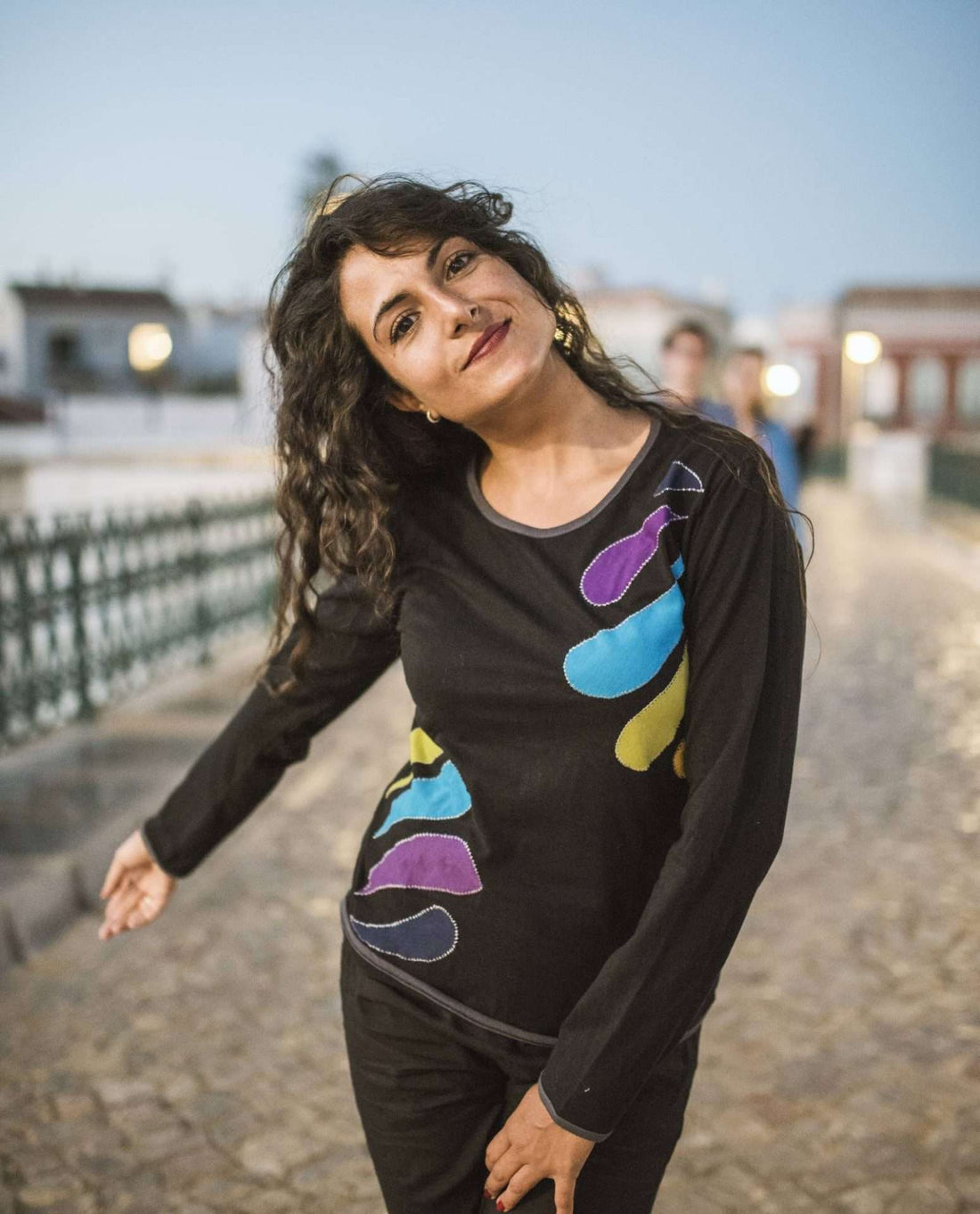 camiseta negra rainbow. Bonitos colores para combinar con tus jean o básicos.