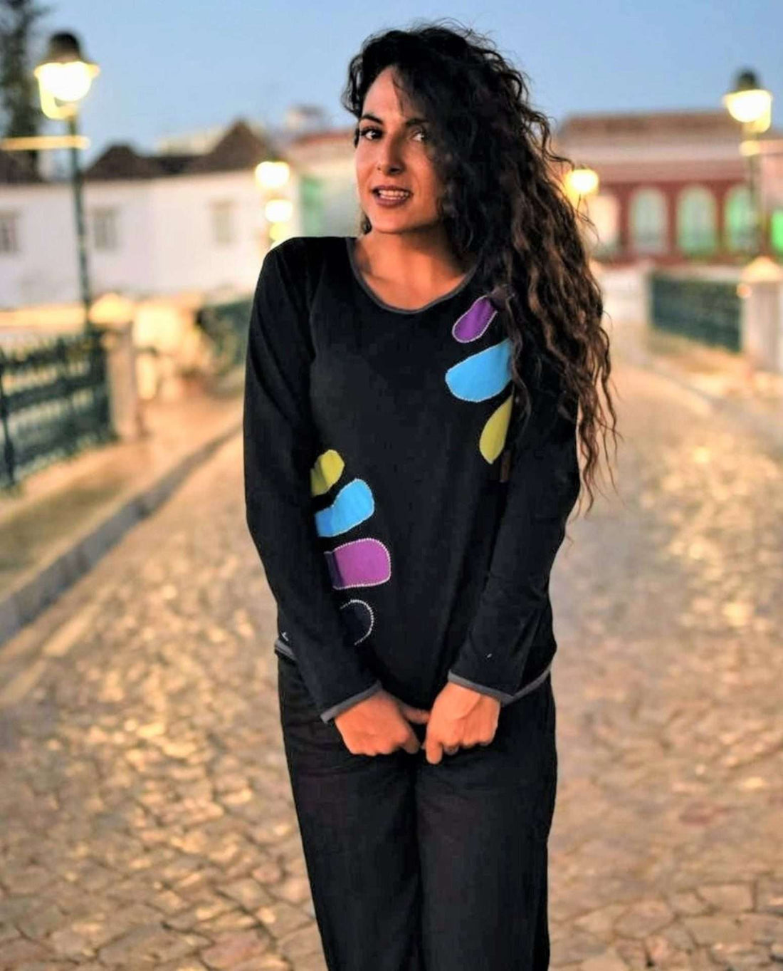 camiseta negra rainbow. Bonitos colores para combinar con tus jean o básicos.