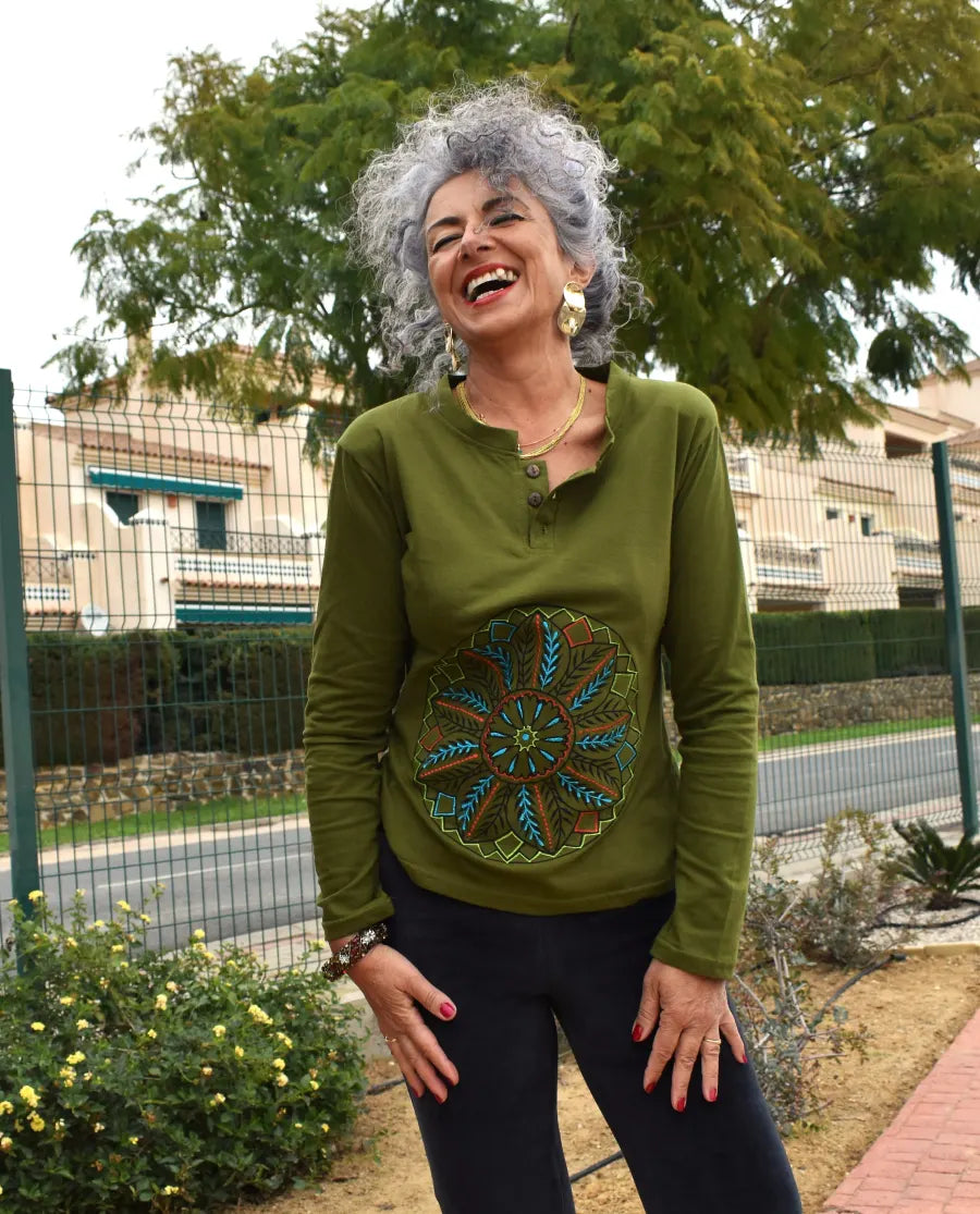 Camiseta de algodon con mandala bordado y cuello mao. color verde cesped
