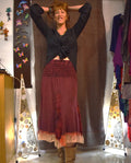 Falda de largo 3/4 de Algodón, tinte natural, con godets de patchwork y encaje. Color burdeos