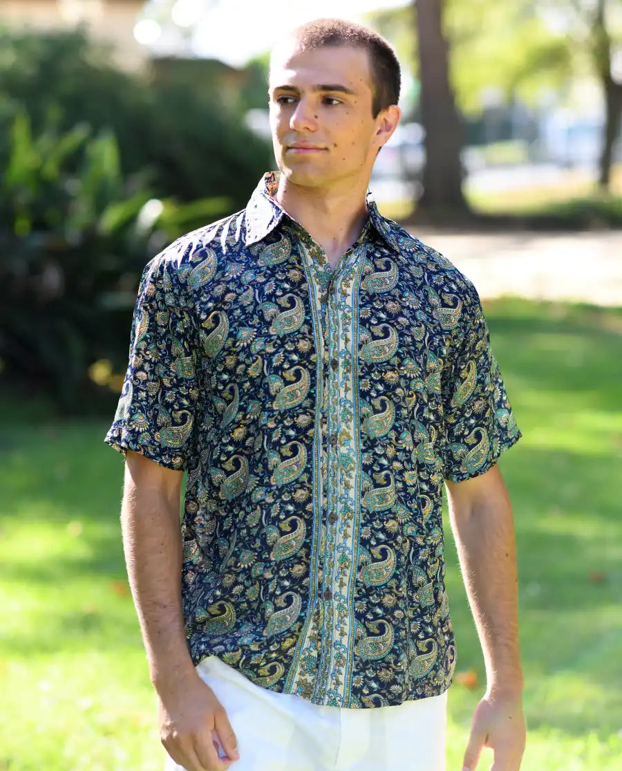 Camisa de seda para hombre con manga corta en azules oscuros mas turuesas