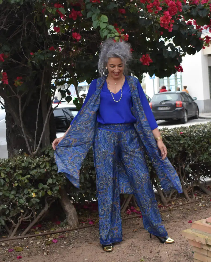 Conjunto Kimono largo de seda sin manga + pantalón seda mismo estampado Azul. Desmárcate y brilla en tus salidas más exigentes 