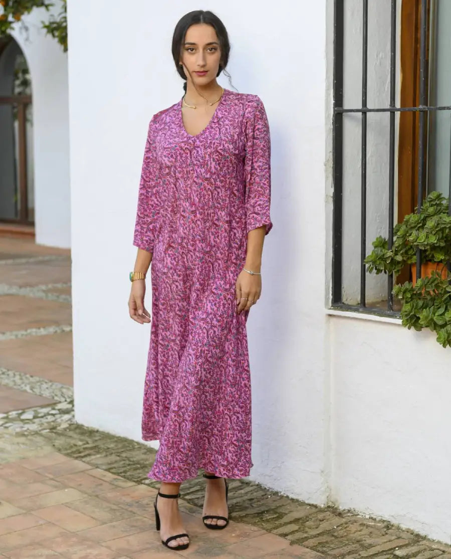 Vestido largo de seda de corte al bies. Estampado flor pequeña fucsia